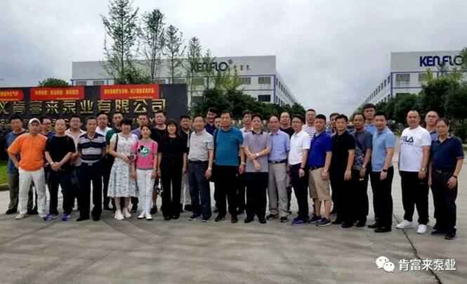 与会人员在遵义半岛网站web版登录入口-半岛online(中国)有限公司大门口合影留念